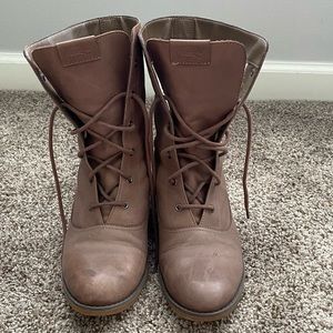 Lacoste lace-up boots with Sherpa lining.